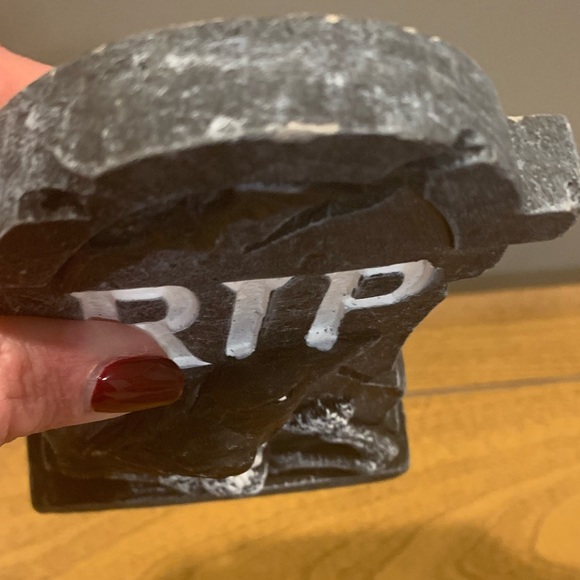 Yankee Candle Skull Tea Light Holder & RIP Table Top Decor Pieces,Good Condition - Picture 14 of 15